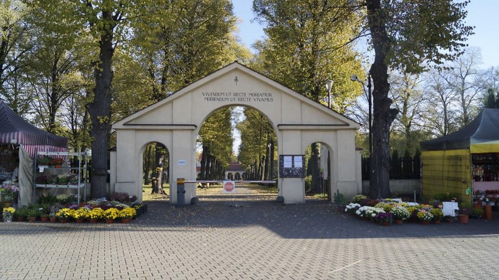 Wszystkich Świętych - zmiany w organizacji ruchu przy nekropoliach