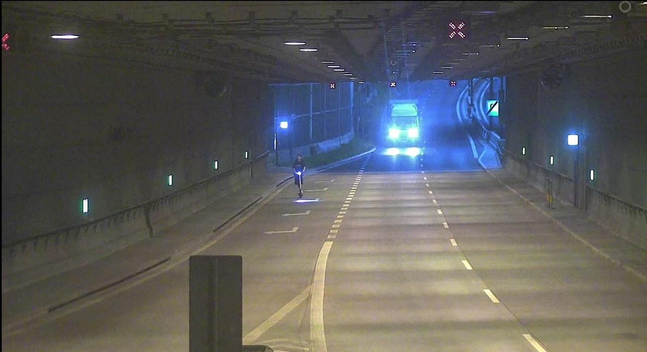 człowiek w tunelu
