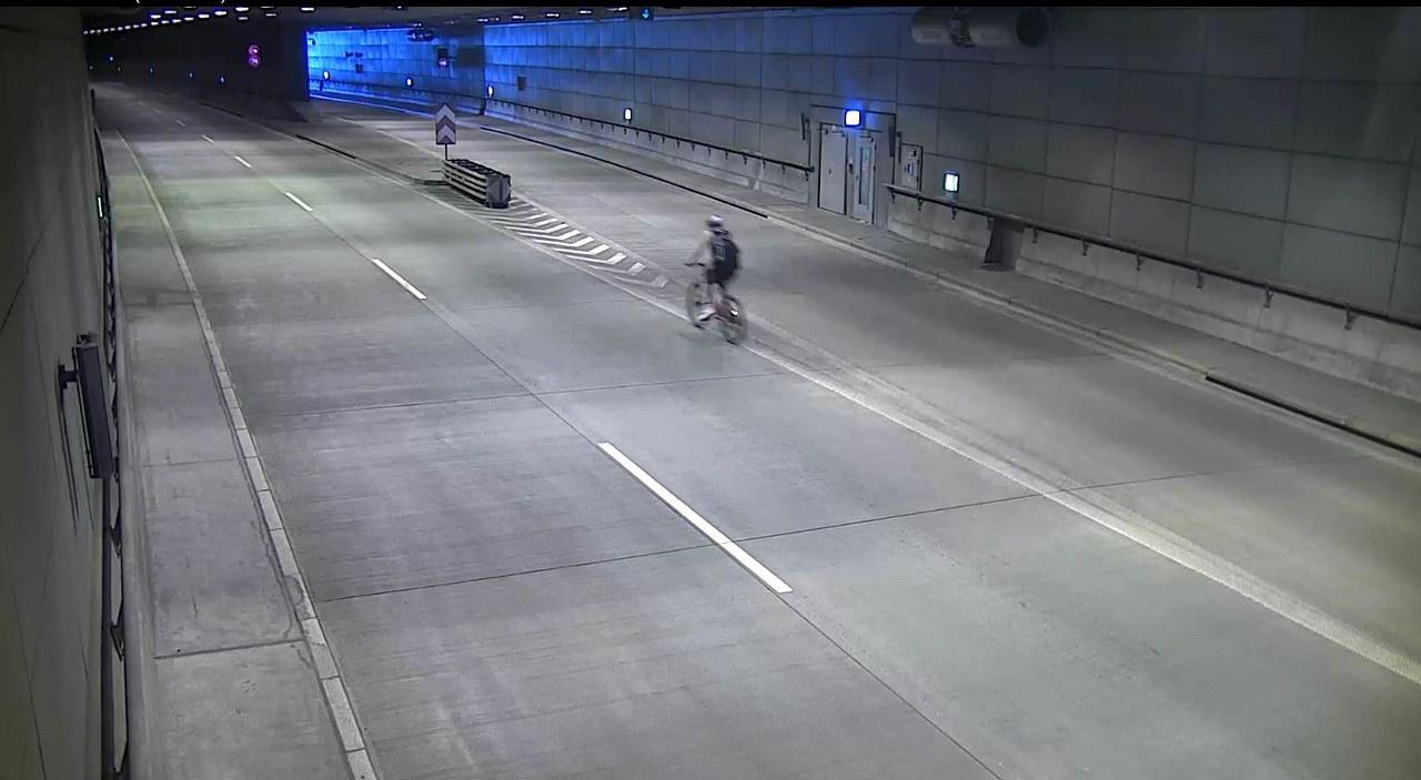 człowiek w tunelu
