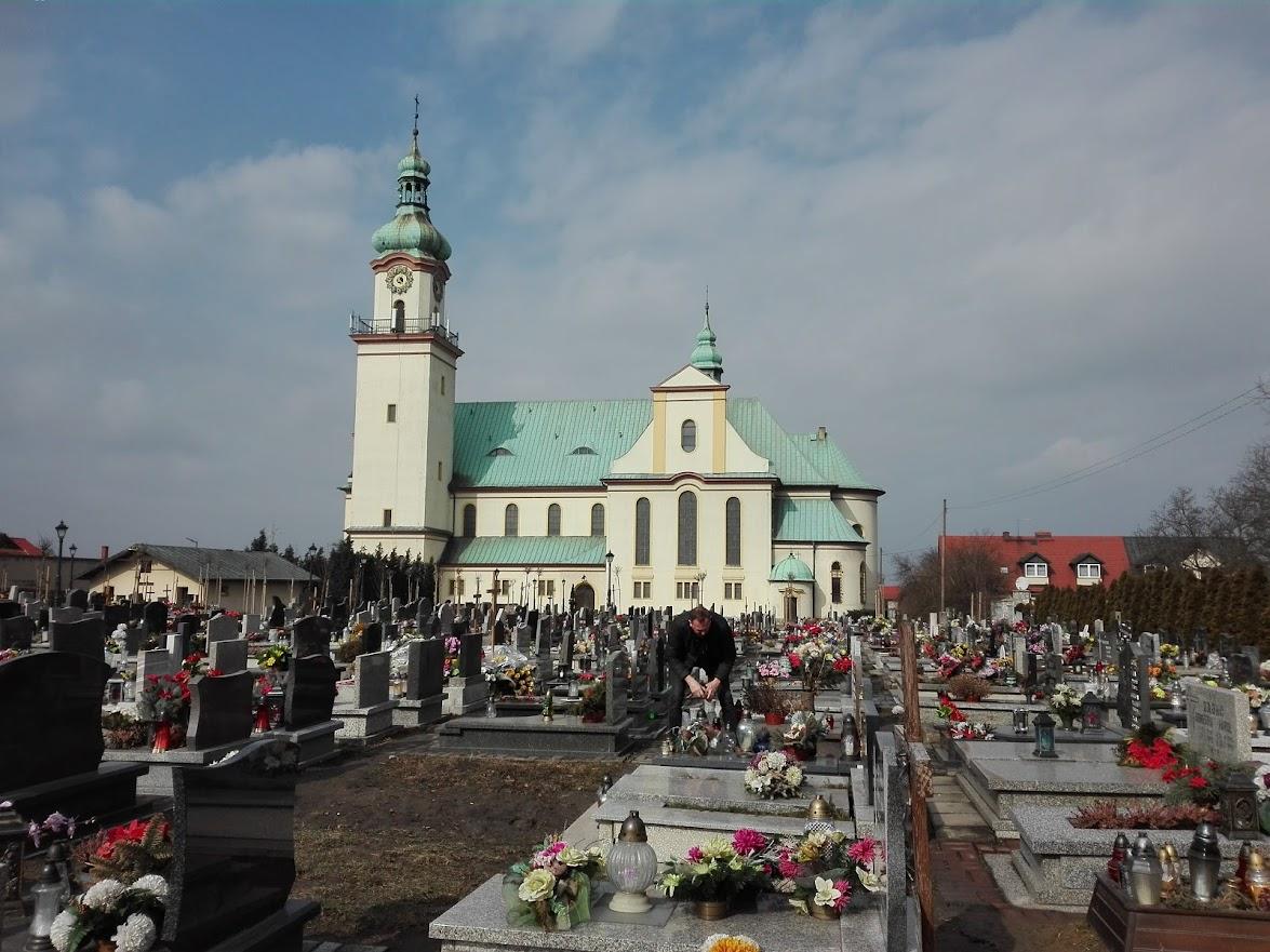 Wzmożony ruch przy nekropoliach. Gdzie zaparkujemy we Wszystkich Świętych?