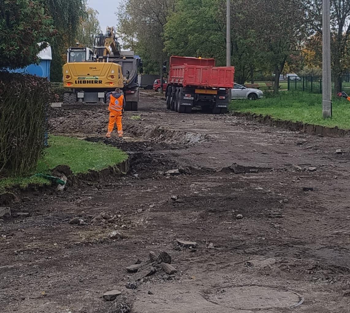 Metr po metrze naprawiamy kolejne odcinki dróg w Gliwicach