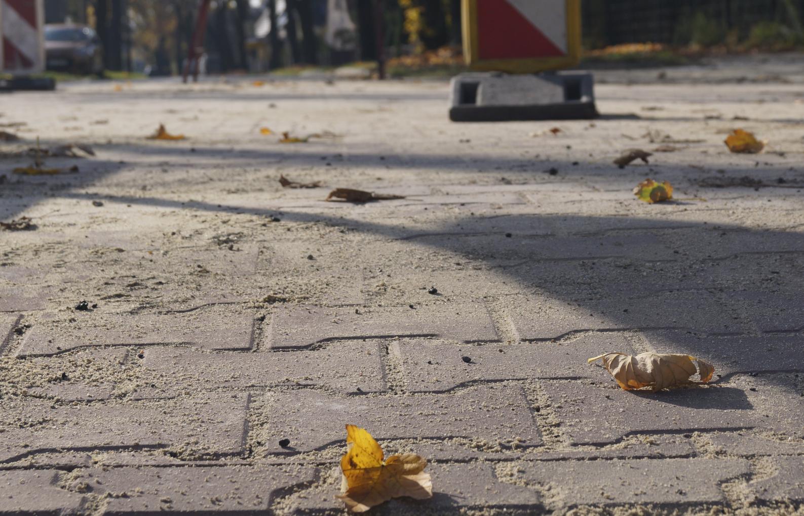 Jesienne naprawy chodników i jezdni - prace trwają.