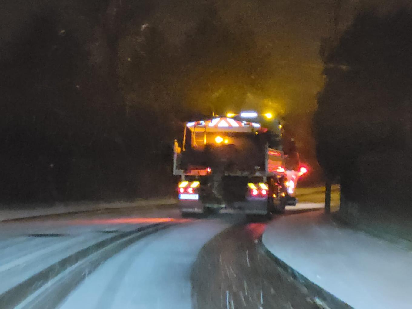 Jedźcie ostrożnie, zima znowu daje o sobie znać.