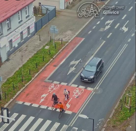 Śluza rowerowa w Gliwicach - bezpieczeństwo i porządek na skrzyżowaniu.