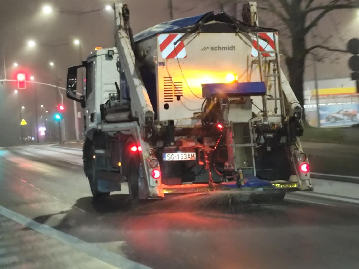 Uwaga, może być ślisko! Nocne działania służb drogowych.