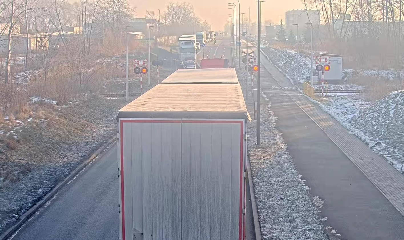 Zator na Usługowej - awaria świateł na przejeździe kolejowym.