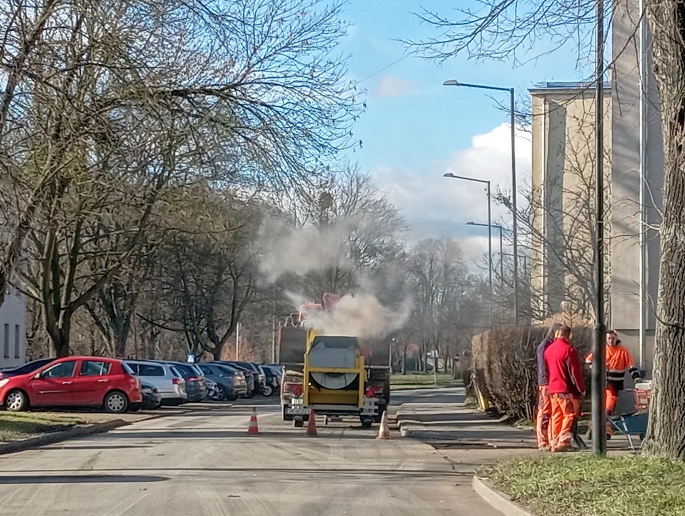Na bieżąco prowadzimy naprawy ubytków w jezdniach i chodnikach.