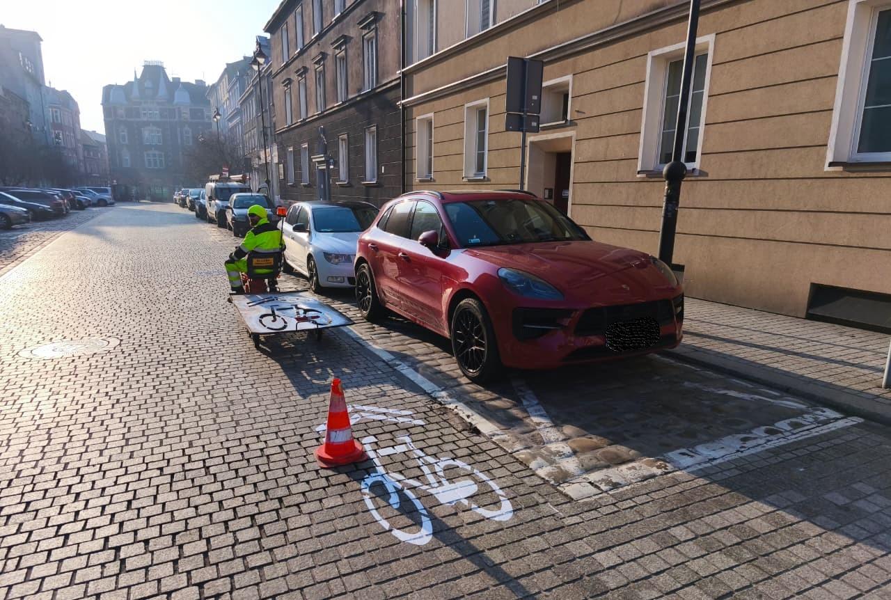 Starówka coraz bardziej przyjazna rowerzystom - nowe oznakowanie dla większego bezpieczeństwa.