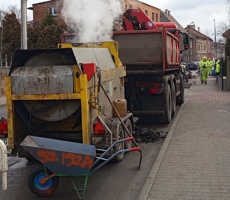 Bieżące naprawy jezdni i chodników - gdzie w mieście spotkamy drogowców.
