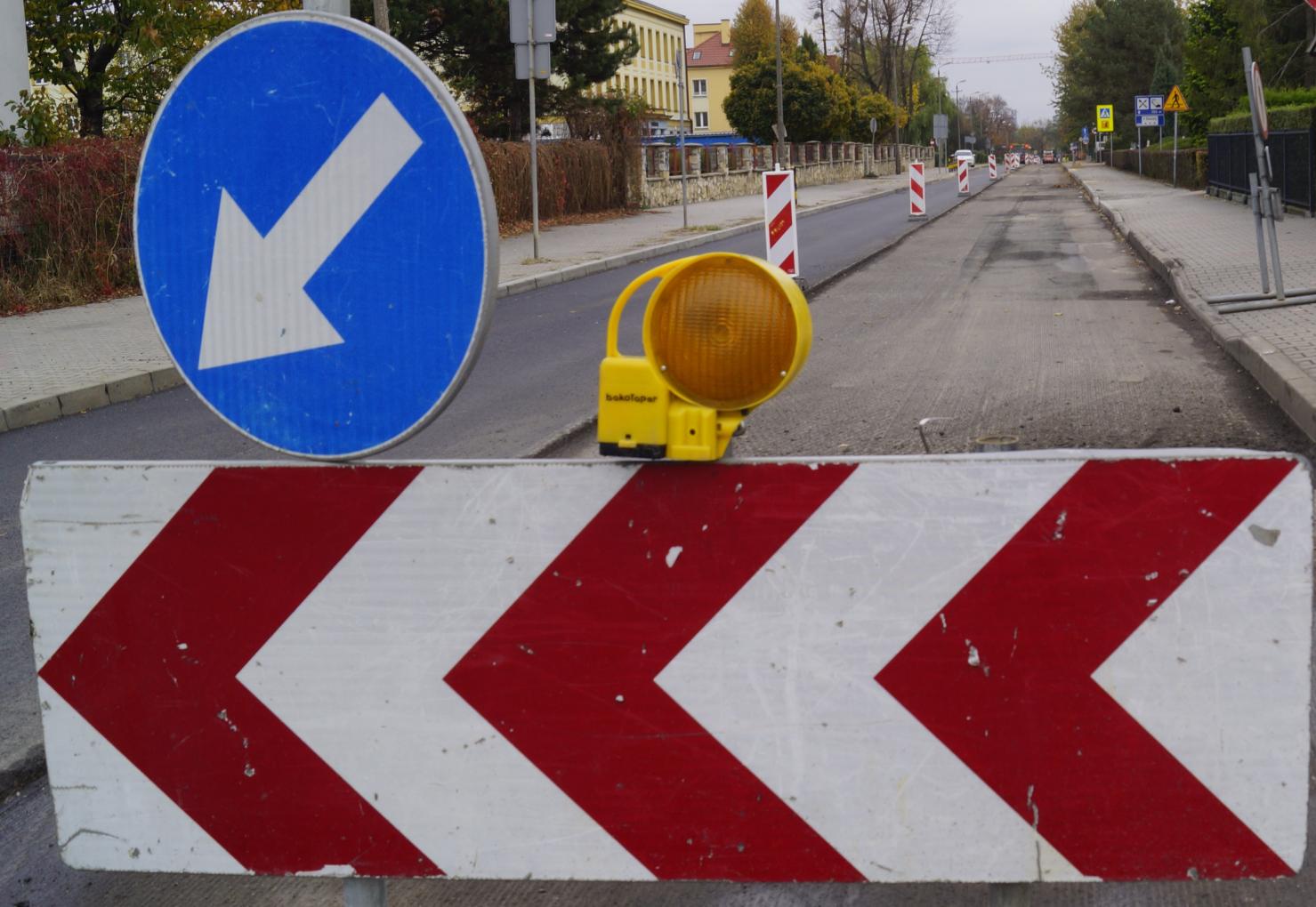 Służby drogowe z codziennymi pracami na drogach.
