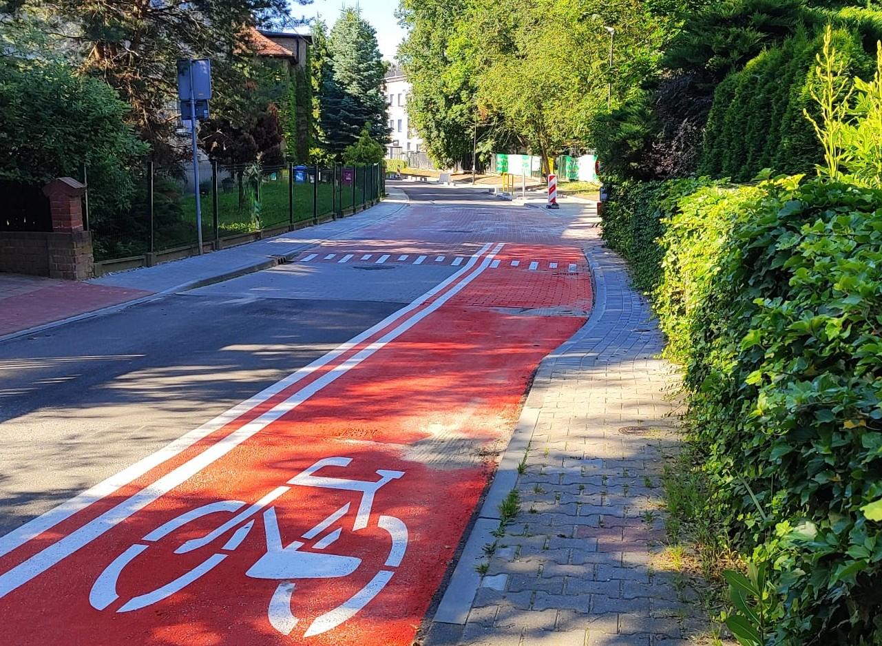 Ulica Ligonia - w rejonie szkoły - zyskała wyniesione skrzyżowanie dla poprawy bezpieczeństwa.