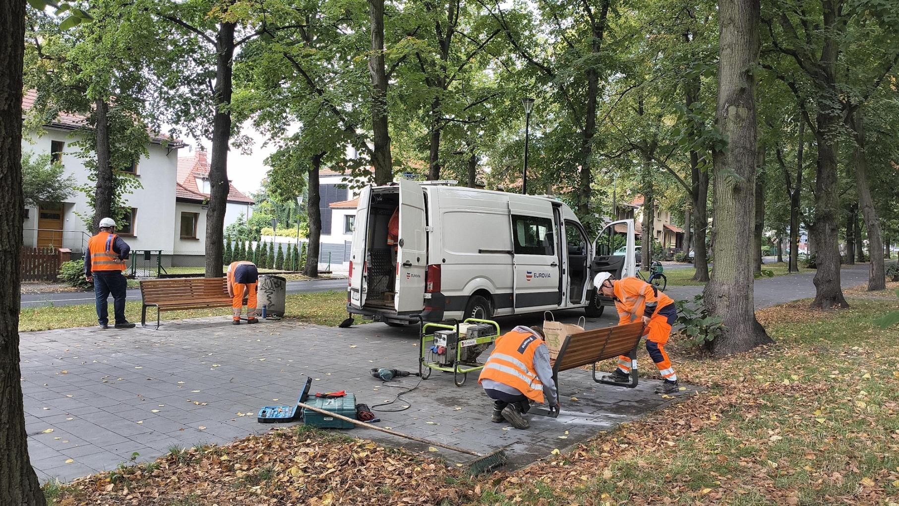 Montujemy ławki na alei Mickiewicza. Finał prac coraz bliżej.